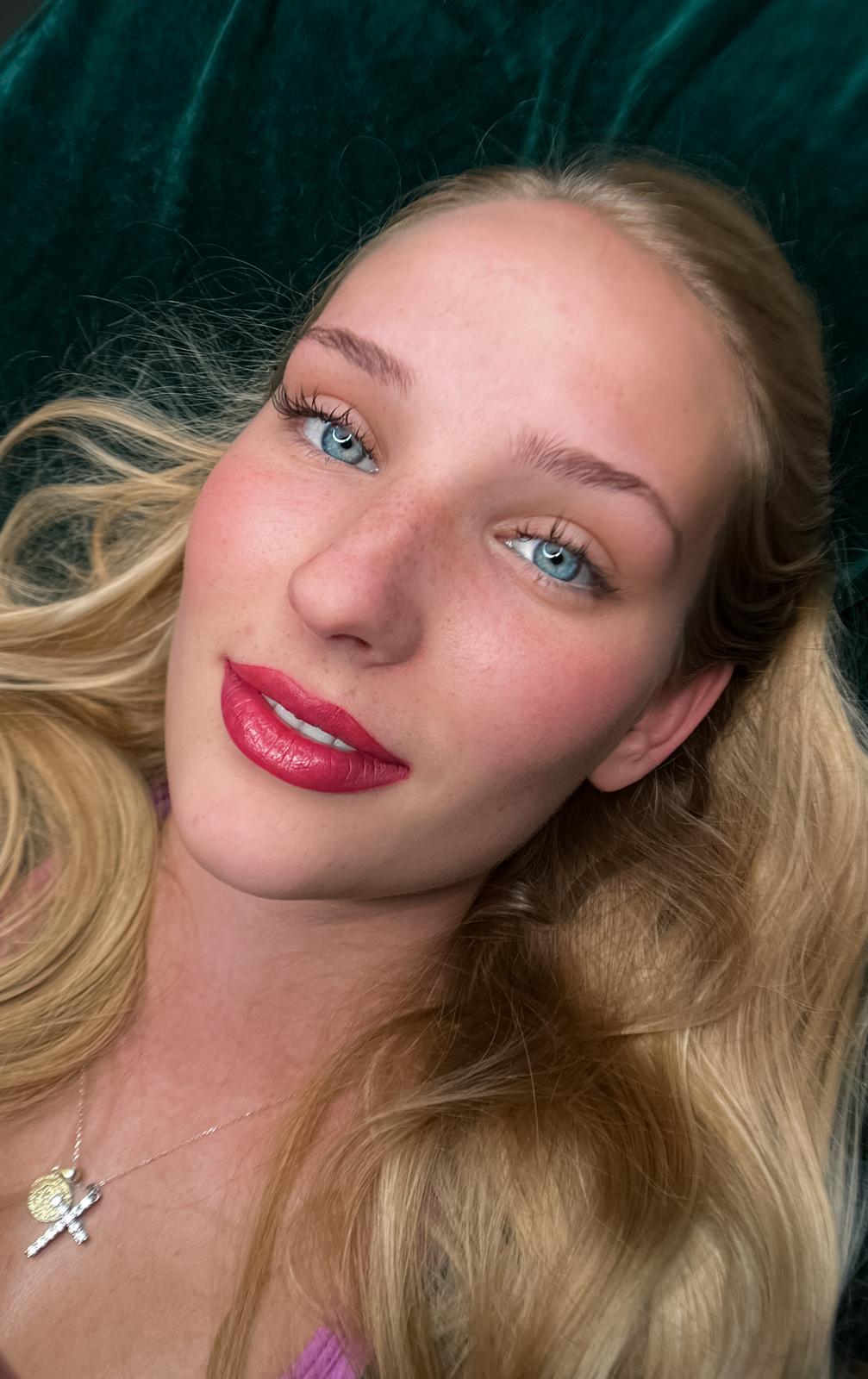 Makijaż ślubny Hypnotic Madam - naturalny i romantyczny look Luboń